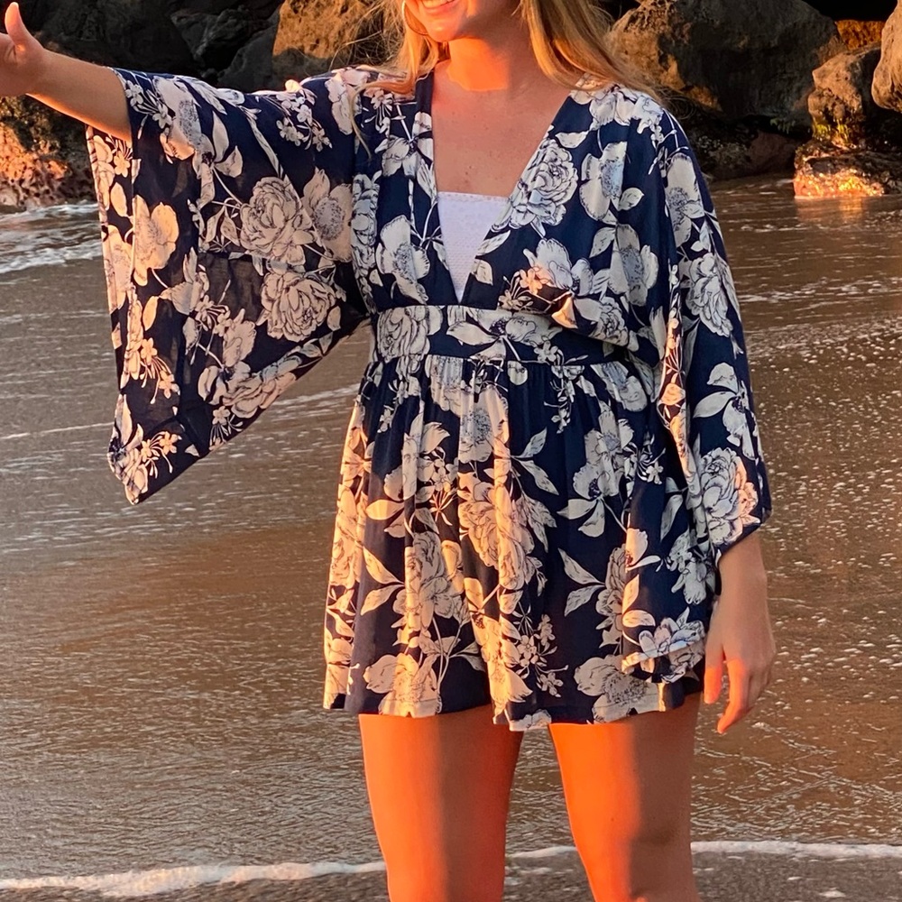 Keliki Hawaii Blue White Floral Romper w/Flowy Dolman Kimono Sleeves Size Medium
